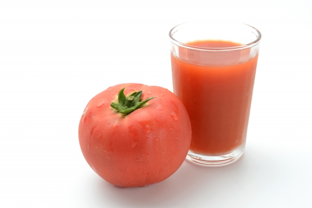 トマトジュースやトマトピューレを瓶に充填する充填機械を紹介しています。